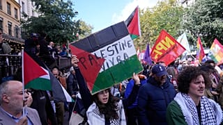 Un manifestant avec une pancarte « La Palestine vit toujours » lors d'un rassemblement en soutien aux Palestiniens de la bande de Gaza, à Paris, le 04 octobre 2025
