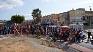 Migrantes que cruzaron de Marruecos a España son escoltados por la policía española a albergues temporales, Ceuta, 20 de agosto de 2026.