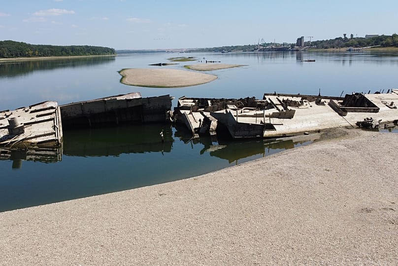 Wrak niemieckiego okrętu wojennego z czasów II wojny światowej widoczny przed zaporą Djerdap II, dużą zaporą na Dunaju, między Rumunią a Serbią, w pobliżu Prahova w Serbii