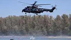 Betonkockát emel a Dunába a honvédség Airbus H225M típusú helikoptere a fenékküszöb építésének munkálatai során