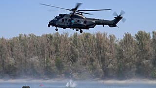 Betonkockát emel a Dunába a honvédség Airbus H225M típusú helikoptere a fenékküszöb építésének munkálatai során