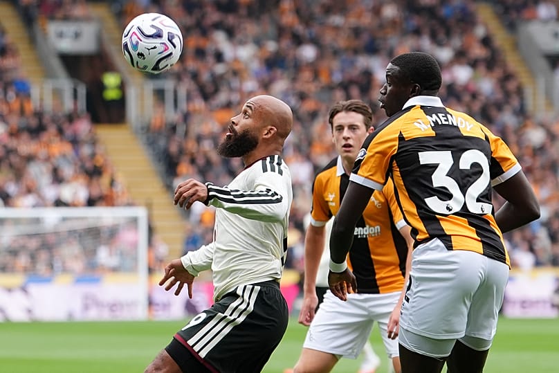 Manchester United'dan Bryan Mbeumo (solda) ve Hull City'den Nobel Mendy, Kingston upon Hull'da oynanan Hull City-Manchester United Premier Lig maçında mücadele ederken.