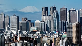 En esta foto de archivo del 29 de marzo de 2021, el monte Fuji se ve tras el perfil de rascacielos del distrito comercial de Shinjuku, en Tokio.