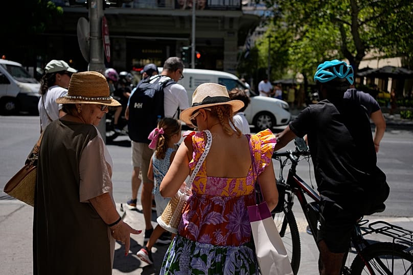 Τουρίστες με καπέλα στο κέντρο της Αθήνας