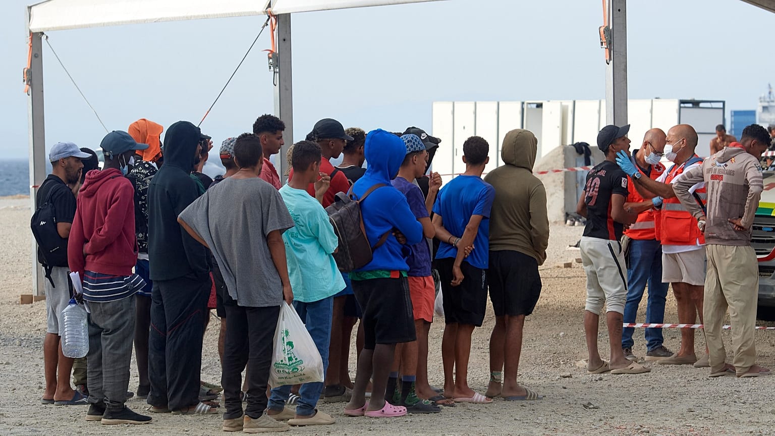 Migrantes que cruzaron de Marruecos a España reciben atención médica en una playa del enclave español de Ceuta, España, el 19 de agosto de 2026.