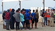 Migrantes que cruzaron de Marruecos a España reciben atención médica en una playa del enclave español de Ceuta, España, el 19 de agosto de 2026.