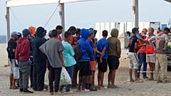 Migrantes que cruzaron de Marruecos a España reciben atención médica en una playa del enclave español de Ceuta, España, el 19 de agosto de 2026.