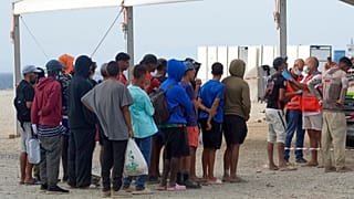 Migrantes que cruzaron de Marruecos a España reciben atención médica en una playa del enclave español de Ceuta, España, el 19 de agosto de 2026.