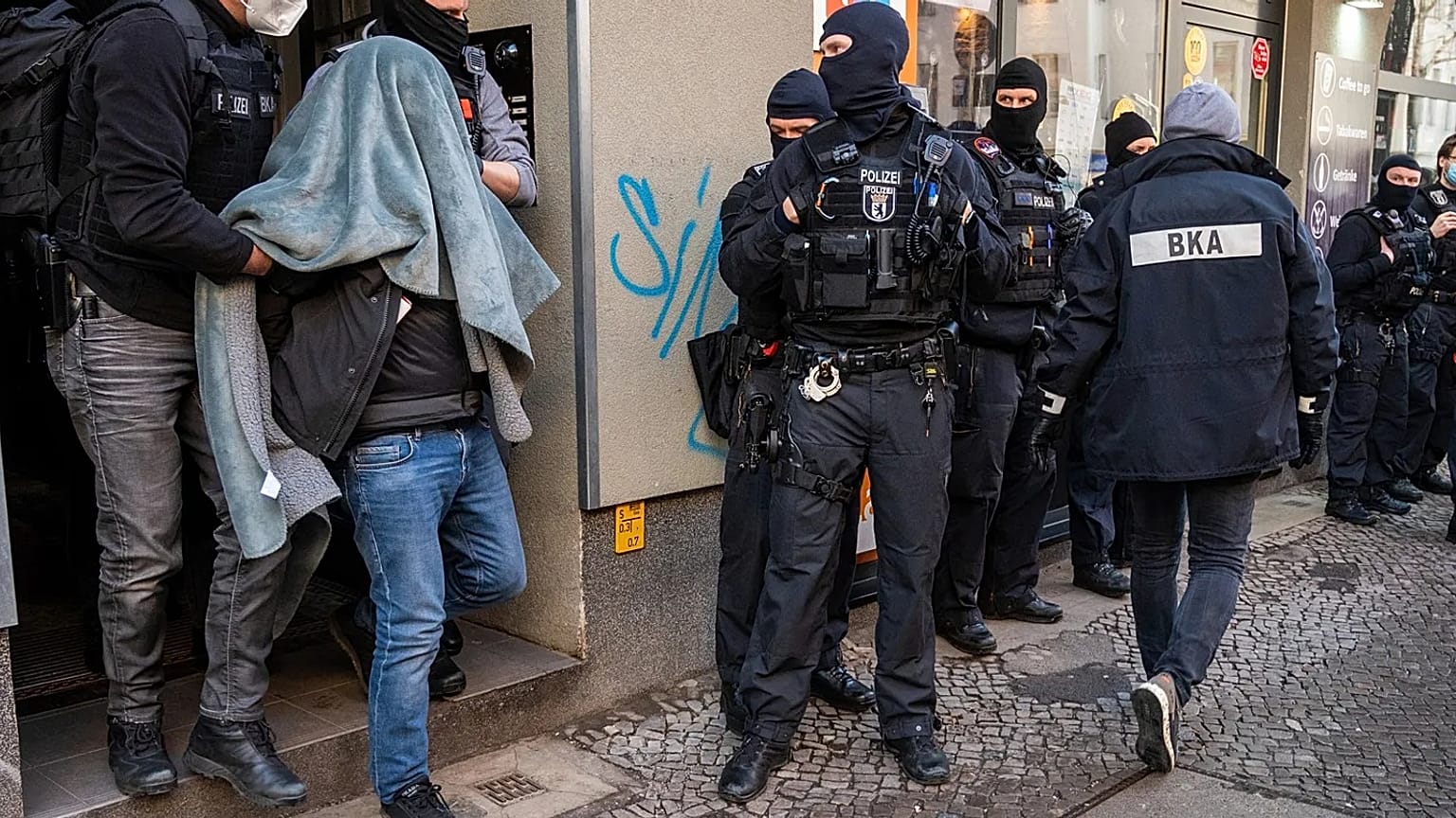 Das LKA Sachsen warnt vor zunehmenden Aktivitäten der Clan-Kriminalität. Foto einer Durchsuchung der Berliner Beamten im Jahr 2021.