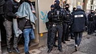Das LKA Sachsen warnt vor zunehmenden Aktivitäten der Clan-Kriminalität. Foto einer Durchsuchung der Berliner Beamten im Jahr 2021.