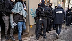 La police criminelle de Saxe met en garde contre l'essor de la criminalité des clans. Photo d'une perquisition de policiers berlinois en 2021.