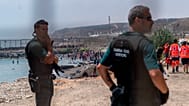 ARCHIVO: Agentes de la Guardia Civil española montan guardia mientras los migrantes cruzan desde Marruecos hacia el enclave español de Ceuta, el 30 de julio de 2026
