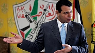 القيادي الفلسطيني السابق في حركة فتح محمد دحلان في مكتبه بمدينة رام الله بالضفة الغربية، في 3 يناير/كانون الثاني 2011.