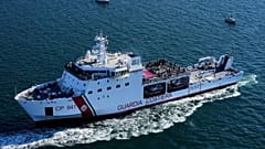 ARCHIWUM: Statek straży przybrzeżnej płynie podczas tradycyjnych regat „Barcolana” w Zatoce Triesteńskiej na północnym wschodzie Włoch, 12 października 2025 r.