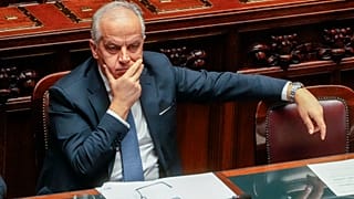 Il ministro dell'Interno Matteo Piantedosi ha deciso il fermo della nave Sea Watch 5 e a breve vedrà l'omologo tedesco sulla questione migranti