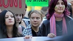 Zdj. archiwalne – szwedzka aktywistka Greta Thunberg podczas protestu Fridays for Future w Mediolanie, 11 października 2024. (AP Photo/Antonio Calanni)