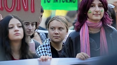 ARCHIVO - La activista sueca Greta Thunberg se une a manifestantes en una protesta de Fridays for Future en Milán el 11 de octubre de 2024. (Foto AP/Antonio Calanni)