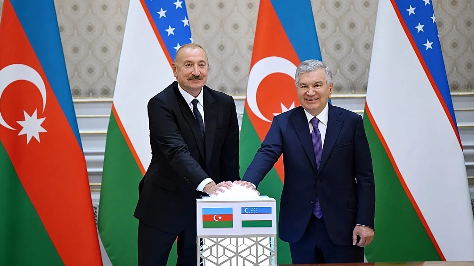 Президент Азербайджана Ильхам Алиев и президент Узбекистана Шавкат Мирзиеев запустили ряд совместных инвестиционных проектов на саммите в Ташкенте 23 августа 2026 года.