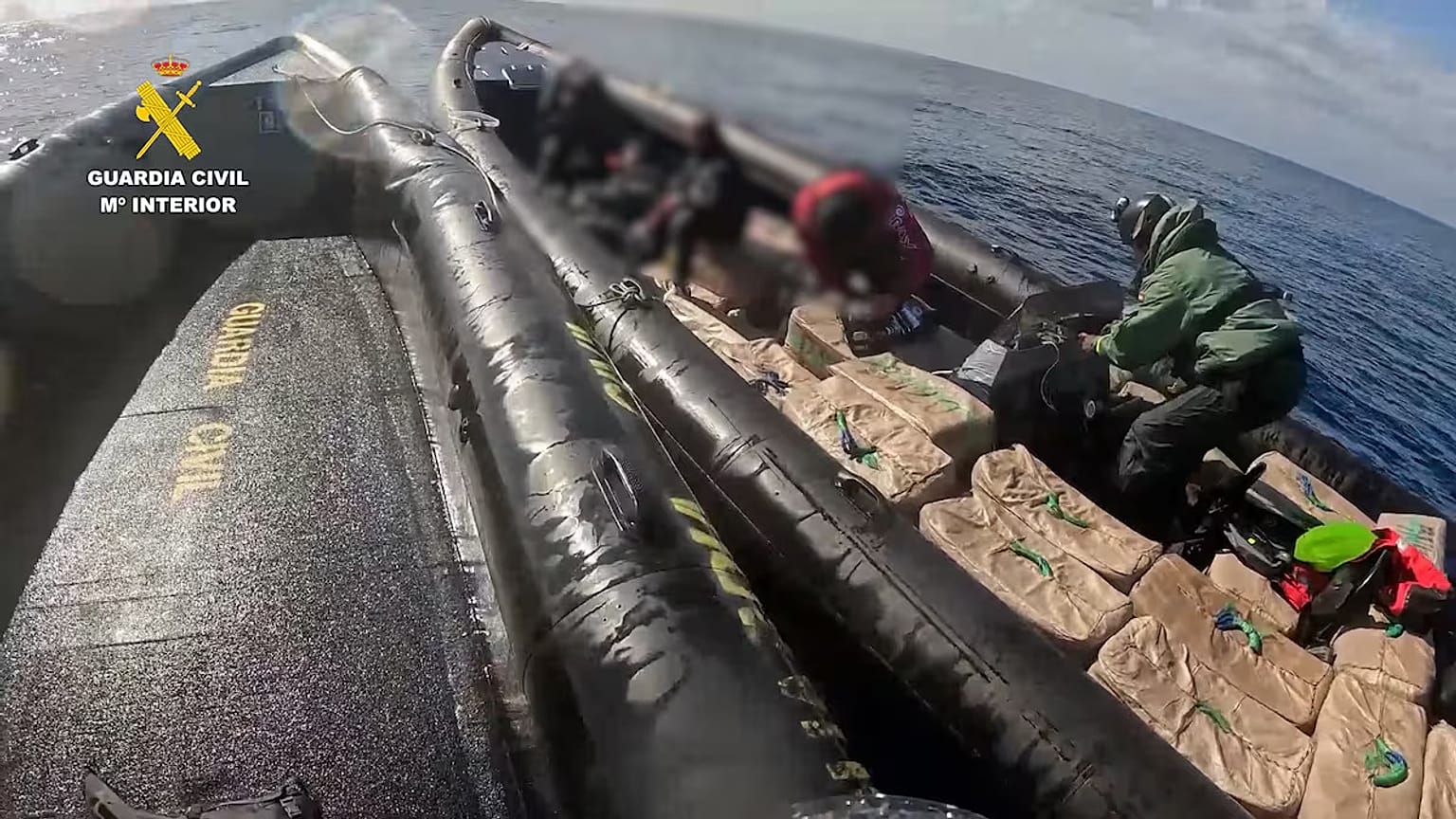La Guardia Civil detiene a cuatro personas que transportaban más de 4.000 kilos de hachís en una narcolancha a 42 millas de Punta Umbría, Huelva, el 30 de abril de 2026.