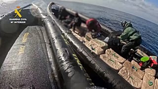La Guardia Civil detiene a cuatro personas que transportaban más de 4.000 kilos de hachís en una narcolancha a 42 millas de Punta Umbría, Huelva, el 30 de abril de 2026.