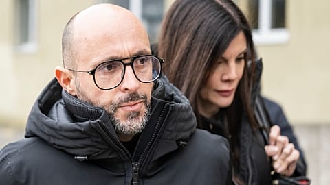 Jacques y Jessica Moretti, propietarios del bar Le Constellation, acuden el miércoles 11 de febrero de 2026 a una audiencia en la Fiscalía.