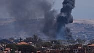 يتصاعد الدخان بينما تهدم القوات الإسرائيلية منازل في زوطر الشرقية بجنوب لبنان، يوم الأحد 23 أغسطس 2026. (صورة من أسوشيتد برس/محمد الزعتري)