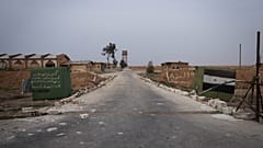 İdlib'in doğusundaki Ebu Zuhur askeri havaalanı yakınlarında terk edilmiş bir Suriye ordusu kontrol noktası, 7 Aralık 2024.