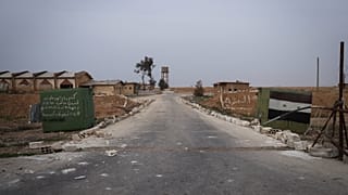 İdlib'in doğusundaki Ebu Zuhur askeri havaalanı yakınlarında terk edilmiş bir Suriye ordusu kontrol noktası, 7 Aralık 2024.