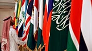 عامل سعودي يقوم بتعديل أعلام الدول المشاركة قبل اجتماع وزراء الطاقة من أوبك وحلفائها لمناقشة الأسعار وخفض الإنتاج، في جدة بالمملكة العربية السعودية، الأحد 19 مايو 2019. 