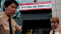 Imagen de dos guardas de seguridad frente a una oficina de empleo en Madrid 