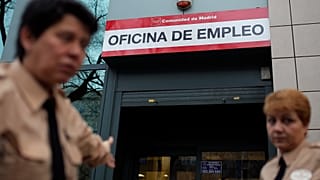 Imagen de dos guardas de seguridad frente a una oficina de empleo en Madrid 