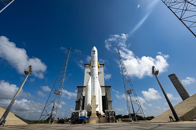 Le Meteosat Third Generation-Imager 2 (MTG-I2) sur sa fusée Ariane 6, sur le pas de tir du Port spatial européen, en Guyane française.