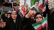 نساء عراقيات يحملن صور المرشد الإيراني الراحل علي خامنئي في بغداد، السبت 25 أبريل 2026.