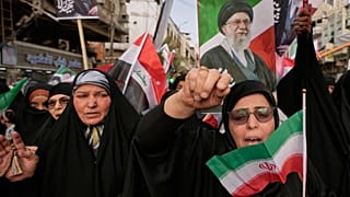 نساء عراقيات يحملن صور المرشد الإيراني الراحل علي خامنئي في بغداد، السبت 25 أبريل 2026.
