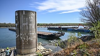 Bárkák a paksi atomerőműnél épülő fenékküszöb építéséről és a védelmi munkákról tartott helyszíni sajtóbejáráson 2026. augusztus 23-án.