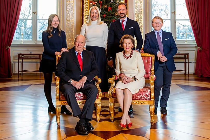 La famiglia reale norvegese posa durante l'annuale servizio fotografico natalizio al Palazzo Reale di Oslo, venerdì 14 dicembre 2018