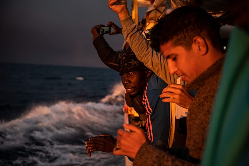 Männer aus Nigeria und Marokko an Bord des Rettungsschiffs Open Arms im Januar 2020. Das Schiff hatte zuvor 118 Menschen vor der libyschen Küste aus Seenot gerettet.