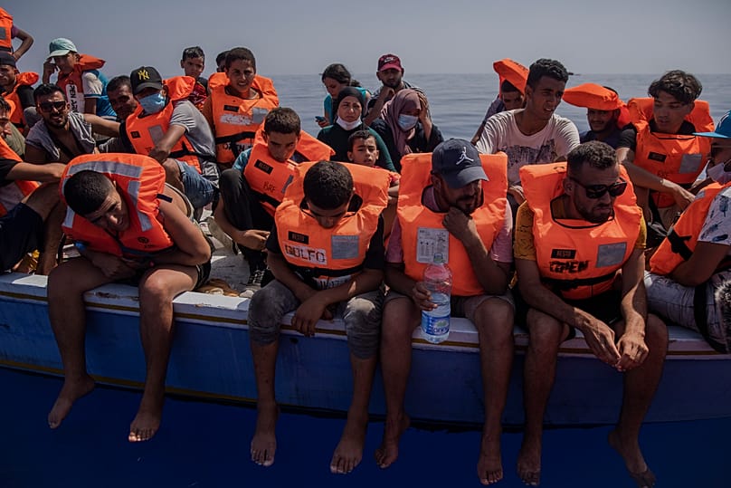Archivbild: Migranten warten 2021 vor Lampedusa auf Rettung durch die spanische NGO Open Arms. 