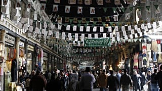 أجواء احتفالية في سوق الحميدية بدمشق المزين بعبارات التوحيد، تزامناً مع إحياء ذكرى المولد النبوي الشريف عام 2009.