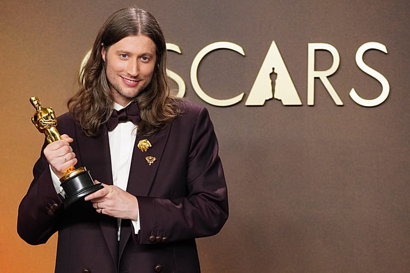 "Sinners" filminin müzik dalında En İyi Orijinal Müzik ödülünü kazanan Ludwig Goransson, Los Angeles'ta düzenlenen törende ödülüyle poz veriyor, 15 Mart 2026.