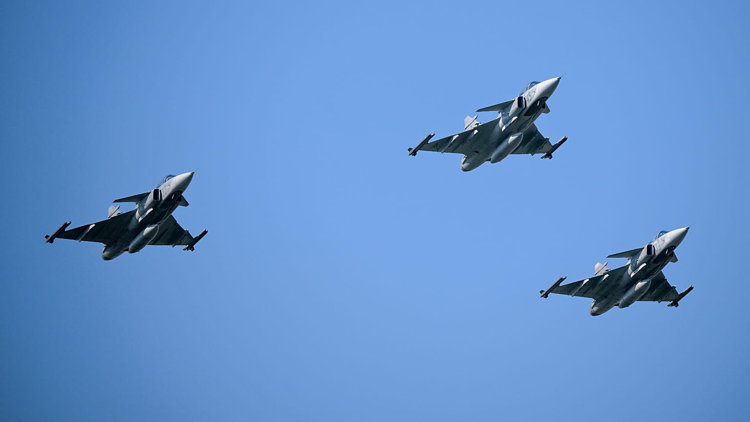 3 Gripen típusú vadászgép az augsztus 20-i légi parádén