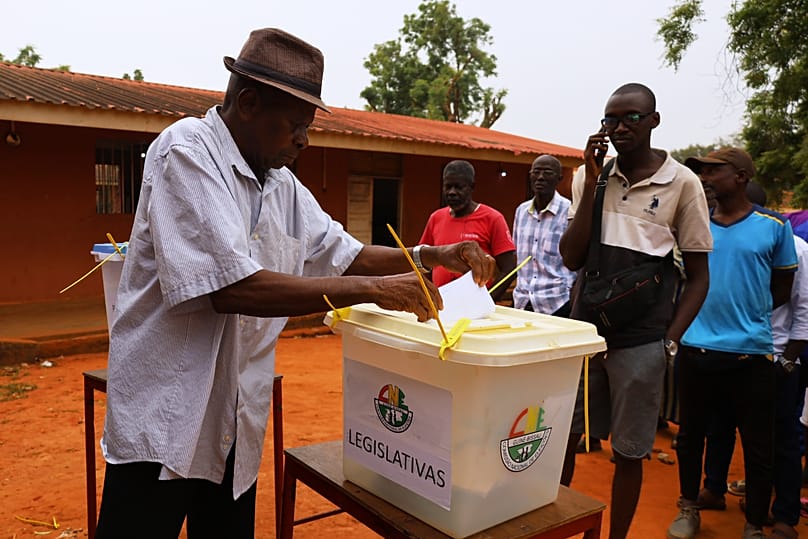 Eleitor nas eleições presidenciais e legislativas em Bissau, Guiné-Bissau, 23 de novembro de 2025. 