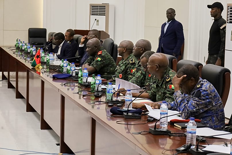 Autoridades militares participam numa reunião da CEDEAO em Bissau, Guiné-Bissau, 1 de dezembro de 2025. 