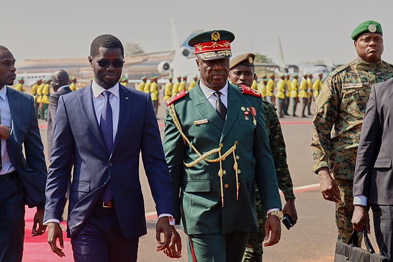 Presidente do Senegal, Bassirou Diomaye Faye, ao lado do presidente de transição da Guiné-Bissau, general Horta Inta-A, durante uma missão oficial da CEDEAO, Bissau, Guiné-Bis
