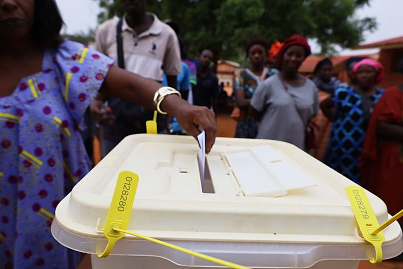 Eleitora durante as eleições presidenciais e legislativas em Bissau, Guiné-Bissau, 23 de novembro de 2025.