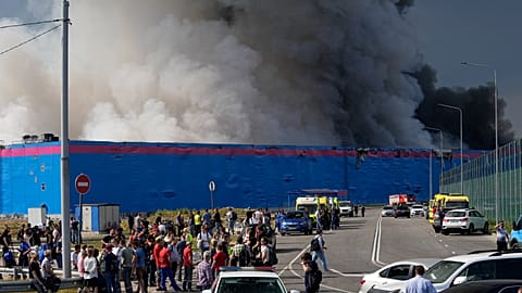 Fumo si alza sopra il magazzino in fiamme del rivenditore online Ozon nel distretto municipale di Istra