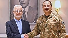 وزير الداخلية الإيراني إسكندر مؤمني يصافح قائد الجيش الباكستاني المشير عاصم منير قبيل مباحثاتهما في راولبندي، الثلاثاء 21 تموز 2026.