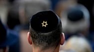 Un homme porte une kippa, lors d'une cérémonie en Argentine en 2024. Image d'illustration