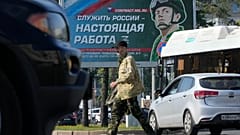 Плакат с призывом на военную службу по контракту в Санкт-Петербурге, 2022 год.