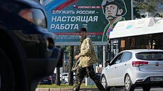 Плакат с призывом на военную службу по контракту в Санкт-Петербурге, 2022 год.